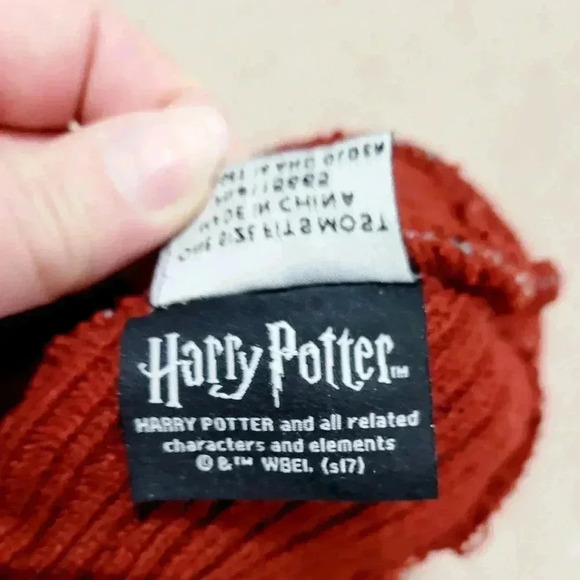 Harry Potter Gryffindor Knit Cuff Pom Pom  Beanie hat Burgundy Gray Patch OS - Picture 7 of 7